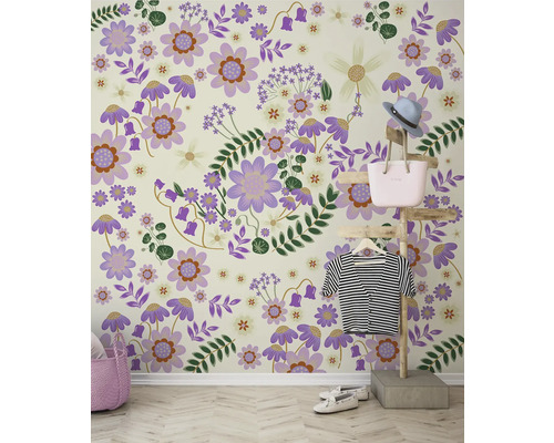 Muur met bloemenbehangpatroon, decoratie en kleding