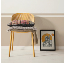 Decoratief interieur met stoel, kussen en ingelijste afbeelding