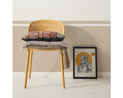 Decoratief interieur met stoel, kussen en ingelijste afbeelding