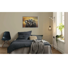 Slaapkamer met beddengoed en ingelijste Mandalorian poster aan de muur