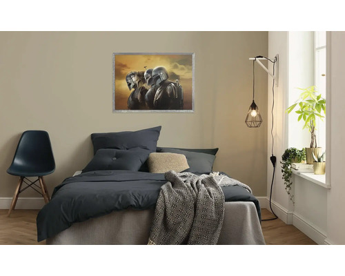 Slaapkamer met bed en ingelijste Star Wars Mandalorian wanddecoratie