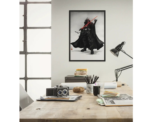 Ingelijste afbeelding van Darth Vader met rood lichtzwaard boven een bureau