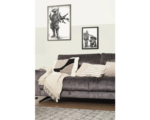 Decoratieve woonkamer met bank, kussens en ingelijste illustraties aan de muur