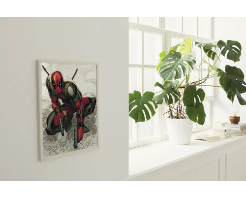 Decoratieve kamer met een ingelijste Deadpool-poster en een kamerplant in een pot