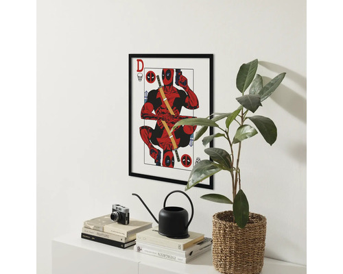 Ingelijste poster met een stripfiguur, geplaatst in een lichte ruimte.