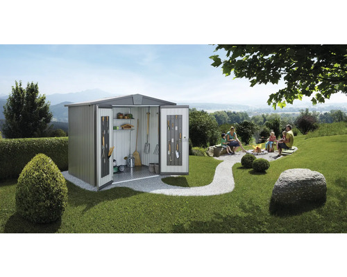 Tuinscene met gereedschapsschuur, gezin bij een kampvuur in de tuin