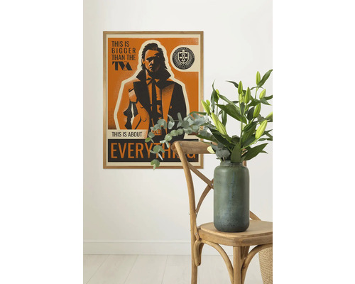Ingelijste poster met een tekening van een persoon en de tekst Dit is groter dan de TVA en Dit gaat over alles