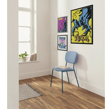 Decoratief interieur met Venom-posters aan de muur en een lichtblauwe stoel