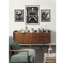 Woonkamer met dressoir en ingelijste superheldenposters aan de muur