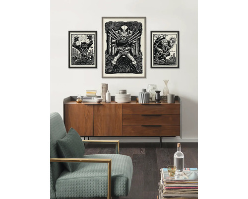 Woonkamer met dressoir en ingelijste superheldenposters aan de muur