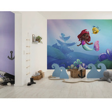 Kinderkamer met zeemeerminnenbehang, decoratieve elementen en speelgoed