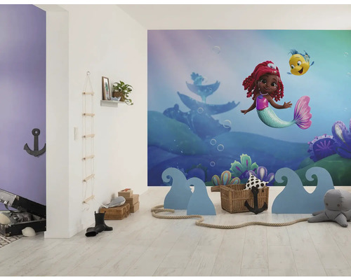 Kinderkamer met zeemeerminnenbehang, decoratieve elementen en speelgoed