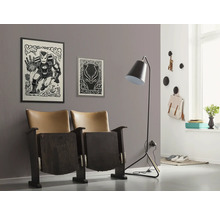 Interieur met fauteuils, staande lamp en wanddecoraties