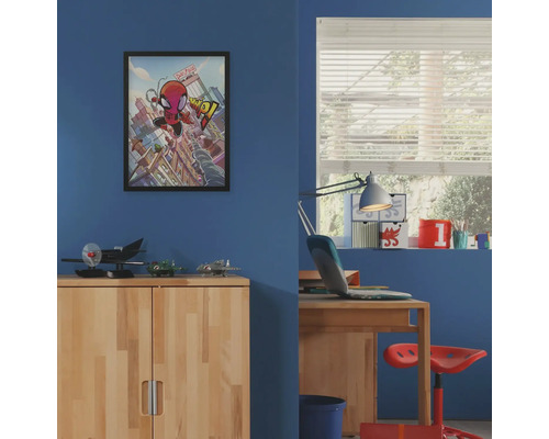 Kinderkamer met houten kast, bureau, stoel en een ingelijste Spider-Man poster aan de muur