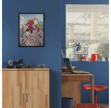 Kinderkamer met een Spiderman poster aan de muur, een houten kast en een bureau.