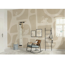 Kinderkamer met wandbekleding, meetlat, afbeeldingen, schommelstoel en ladderrek