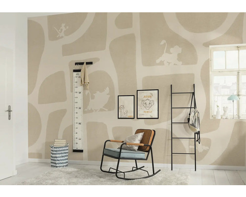 Kinderkamer met wandbekleding, meetlat, afbeeldingen, schommelstoel en ladderrek