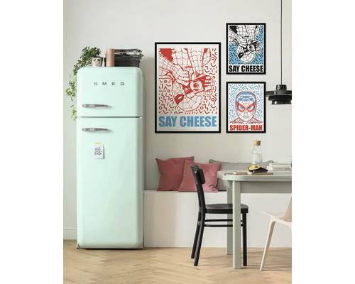 Lichte woninginrichting met Smeg koelkast, eettafel en Spider-Man posters