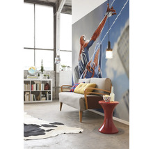 Woonkamer met bank, bijzettafel, plank en muurschildering