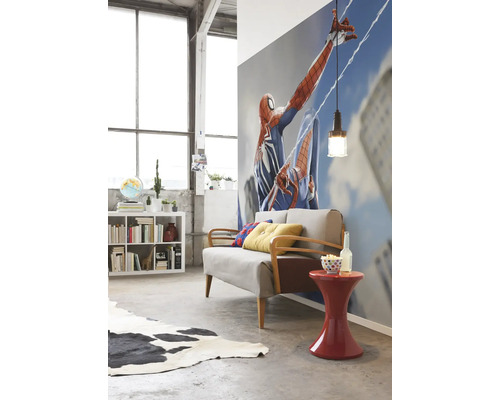 Woonkamer met bank, bijzettafel, plank en muurschildering