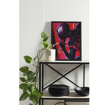 Decoratieve Spider-Man poster in lijst op een plank met servies en een kamerplant