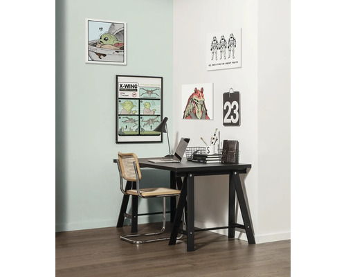 Kantoor met zwart bureau, stoel en Star Wars wanddecoratie