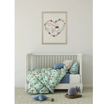 Kinderkamer met babybed, beddengoed en Winnie de Poeh afbeelding