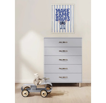 Ladekast met vijf lades, speelgoedauto en ingelijste afbeelding aan de muur