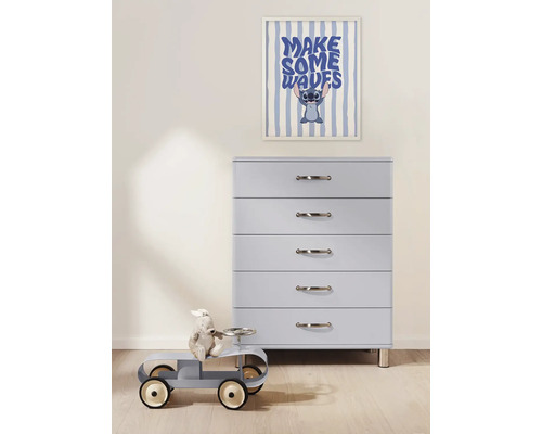 Ladekast met vijf lades, speelgoedauto en ingelijste afbeelding aan de muur