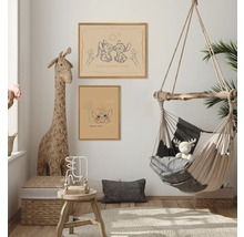 Kinderkamer met wanddecoratie, giraffefiguur, zitgelegenheid en hangstoel.