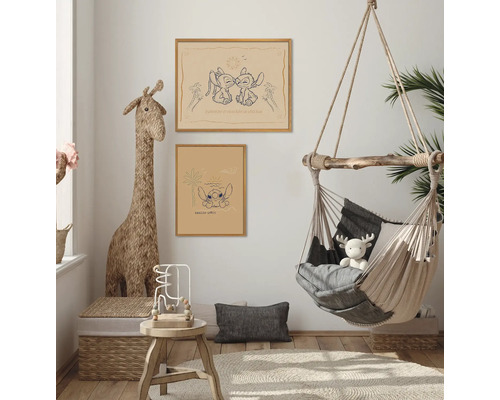 Kinderkamer met twee ingelijste posters, een giraffe knuffeldier, een hanghol en een klein tafeltje.