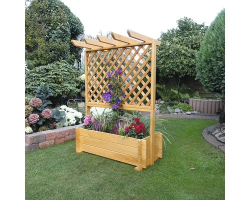 Houten plantenbak met klimrek in de tuin