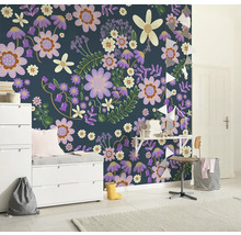 Kinderkamer met bloemetjesbehang, commode en bureau