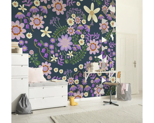 Kinderkamer met bloemetjesbehang, commode en bureau