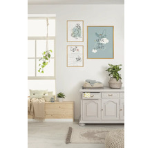 Woonkamer met drie ingelijste afbeeldingen aan de muur, een commode en een raamgedeelte met zitgelegenheid