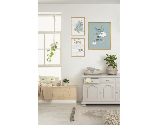 Woonkamer met kinderkamerdecoratie, waaronder ingelijste dierentekeningen en een Dumbo-poster met het opschrift ''Sky''s the Limit''.