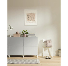 Scene van een kamer met dressoir, stoel, decoraties en een ingelijste afbeelding aan de muur