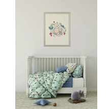 Kinderkamer met babybed, beddengoed en een afbeelding van Winnie de Poeh aan de muur