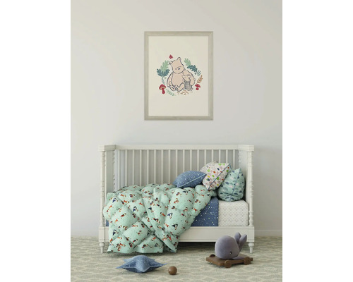 Kinderkamer met babybed, beddengoed en een afbeelding van Winnie de Poeh aan de muur