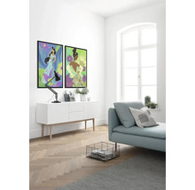 Lichte woonkamer met bank, dressoir en twee ingelijste afbeeldingen aan de muur.