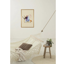 Decoratieve kamer met hangmat, kruk en ingelijste Frozen muurkunst.