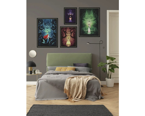 Slaapkamer met bed en ingelijste afbeeldingen van sprookjesfiguren aan de muur