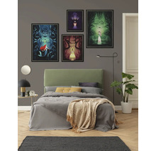 Slaapkamer met bed en wanddecoratie met diverse ingelijste sprookjesmotieven