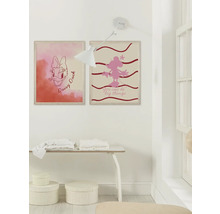 Wanddecoratie met twee ingelijste afbeeldingen van Daisy Duck en Minnie Mouse in een lichte ruimte.