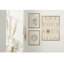 Decoratieve wanddecoratie met ingelijste posters met Stitch-motieven op een witte muur