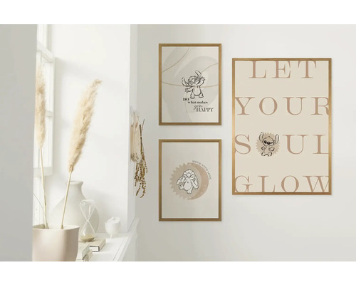 Decoratieve wanddecoratie met ingelijste posters met Stitch-motieven op een witte muur