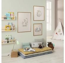 Kinderkamer met wanddecoratie, boekenplanken, matrassen en speeltent