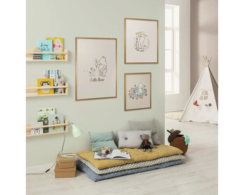 Kinderkamer met boekenplanken, muurkunst en speelruimte met tipi-tent.