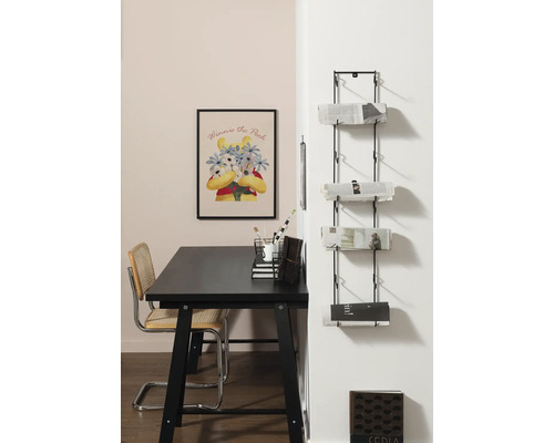 Kantoor met zwart bureau, stoel, wandkrantenhouder en Winnie de Poeh poster