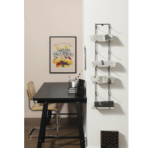 Werkkamer met bureau, stoel, wandkrantenhouder en Winnie de Poeh poster